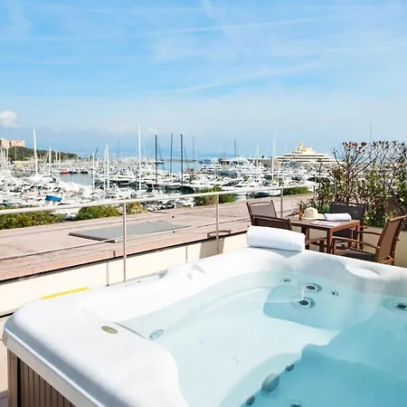 Pierre & Premium Port Prestige Aparthotel 4*