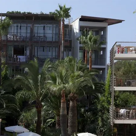 Pierre & Premium Port Prestige Aparthotel 4*